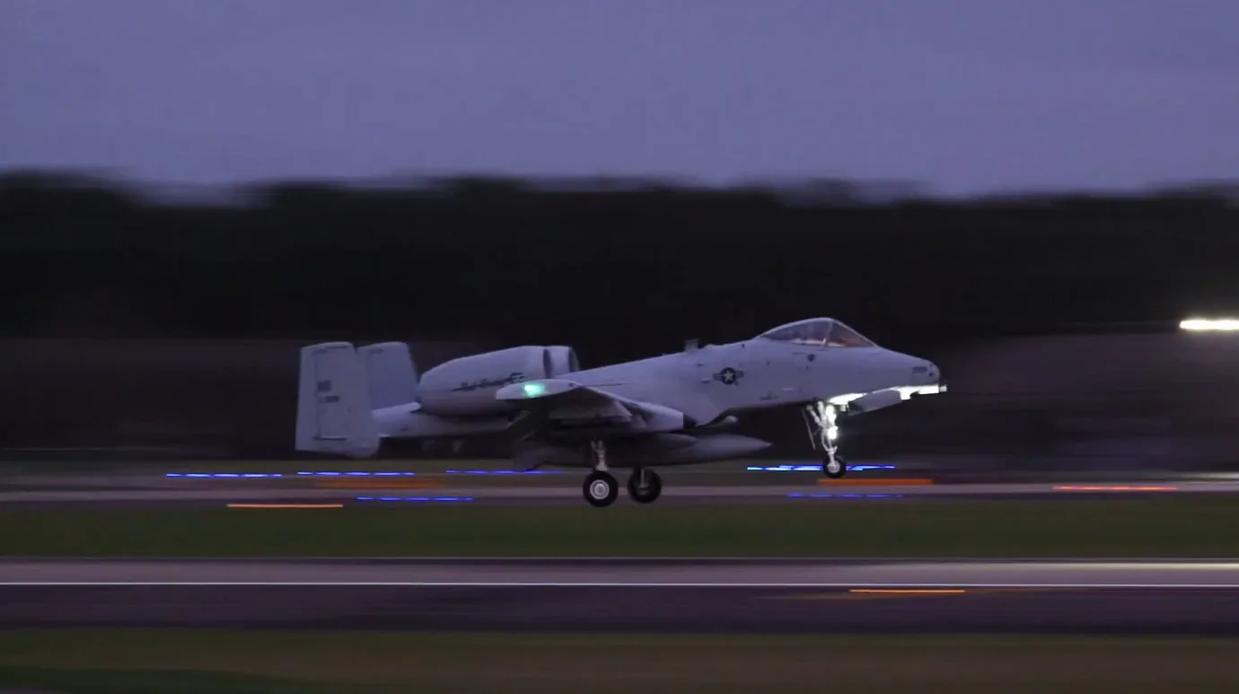 A-10C Thunderbolt II na RAF Lakenheath tokom noćnog slijetanja, 30. mart 2026.